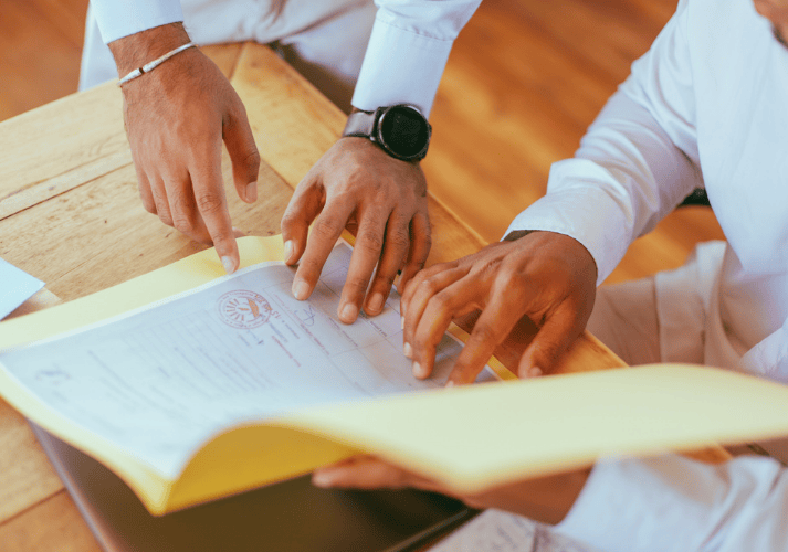 Une équipe examine ensemble des documents de travail