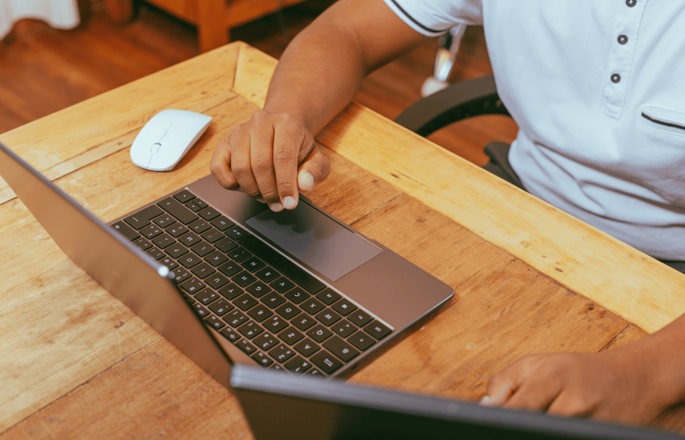 Un collaborateur travaille sur un ordinateur portable