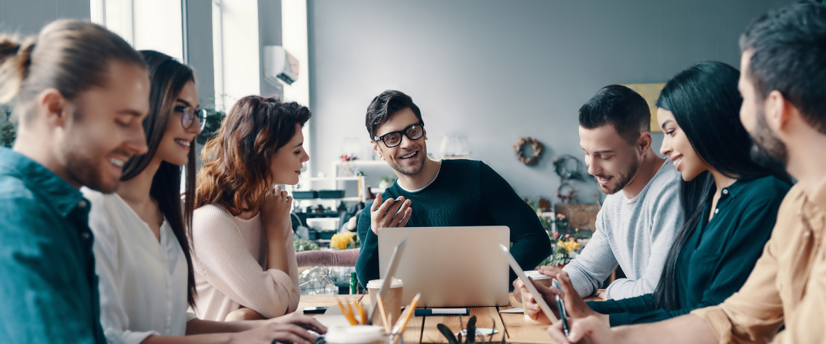 Une équipe travaille en collaboration sur un projet